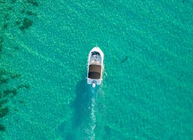 Speedboat-on-White-Lagoon