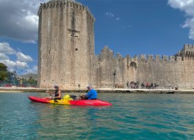 Kayak-tour-next-to-Castle-Kamerlengo-in-Trogir
